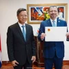 Đại sứ Việt Nam tại Cuba, kiêm nhiệm Costa Rica Lê Quang Long trang trọng trình Quốc thư lên Tổng thống Rodrigo Chaves Robles. (Nguồn: TTXVN) 