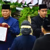 Tân Tổng thống Indonesia Prabowo Subianto (trái) nhậm chức tại Jakarta ngày 20/10/2024. (Nguồn: THX/TTXVN) 