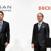 Giám đốc điều hành Nissan Motor Makoto Uchida (trái) và Giám đốc điều hành Honda Motor Toshihiro Mibe (phải). Nguồn: Getty Images)