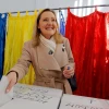 Bà Elena Lasconi, lãnh đạo Liên minh Cứu Romania, bỏ phiếu tại điểm bầu cử ở Bucharest, ngày 24/11/2024. (Nguồn: THX/TTXVN) 