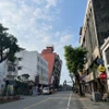 Tòa nhà bị đổ nghiêng sau trận động đất tại Hoa Liên, Đài Loan, Trung Quốc, ngày 4/4. (Ảnh: THX/TTXVN)