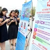 Cán bộ, nhân viên các cơ quan trên địa bàn tỉnh Điện Biên cài đặt ứng dụng "Điện Biên Smart" và sử dụng dịch vụ công trực tuyến tỉnh Điện Biên. (Ảnh: Trung Kiên/TTXVN)