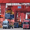 Xe tải vận chuyển hàng hóa tại cảng Thanh Đảo, tỉnh Sơn Đông, Trung Quốc. (Ảnh: THX/TTXVN)