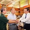 Ông Nguyễn Văn Nên, Ủy viên Bộ Chính trị, Bí thư Thành ủy Thành phố Hồ Chí Minh, thăm hỏi sức khỏe các cựu chiến binh tham dự buổi họp mặt. (Ảnh: Xuân Khu/TTXVN)