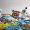 Công nhân Công ty cổ phần thủy sản Cà Mau sơ chế tôm phục vụ xuất khẩu. (Ảnh: Tuấn Kiệt/TTXVN)