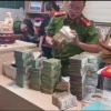 Công an khám xét, thu giữ nhiều ngoại tệ. (Ảnh: Công an cung cấp)