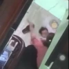 Bảo mẫu T. tát bé 1 tuổi khi bé không ăn. (Ảnh cắt từ clip)