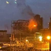 Nhà máy lọc dầu bốc cháy sau khi bị UAV tấn công. (Ảnh: RIA Novosti)