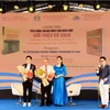 Bà Nguyễn Thị Quỳnh Nga, Giám đốc Chi nhánh Nhà xuất bản Chính trị quốc gia Sự thật tại Thành phố Hồ Chí Minh, trao tặng hoa cho hai diễn giả tham gia chương trình. (Nguồn: Nhà xuất bản Chính trị quốc gia Sự thật)
