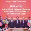 Thường trực Tỉnh ủy trao các quyết định và tặng hoa chúc mừng các cán bộ được điều động. (Nguồn: Báo Thừa Thiên-Huế)