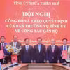 Thường trực Tỉnh ủy trao các quyết định và tặng hoa chúc mừng các cán bộ được điều động. (Nguồn: Báo Thừa Thiên-Huế)