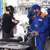Nhân viên Petrolimex bán xăng cho khách hàng. (Ảnh: Đức Duy/Vietnam+)