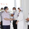 Chủ tịch Quốc hội Vương Đình Huệ và các cán bộ, y, bác sỹ Bệnh viện đa khoa tỉnh Trà Vinh. (Ảnh: Doãn Tấn/TTXVN)