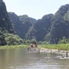 Du khách thăm Danh lam Thắng cảnh Quốc gia Đặc biệt Tràng An-Tam Cốc-Bích Động. (Ảnh: Đỗ Huy/Vietnam+)