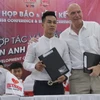 Đại diện Hội đồng quyền Anh Việt Nam và võ sỹ Trần Văn Thảo ký kết phối hợp và hỗ trợ tập luyện để tham gia trận tranh đai vô địch thế giới. (Ảnh: Xuân Dự/TTXVN)