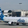 Máy bay của Hãng hàng không Alaska Airlines tại sân bay quốc tế Los Angeles, bang California, Mỹ ngày 11/1/2023. Ảnh: AFP/TTXVN