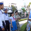 Các chiến sỹ và học sinh xem ảnh tại triển lãm ảnh “Hoàng Sa - Trường Sa trong lòng Quảng Ngãi”. (Ảnh: Đinh Hương/TTXVN)