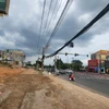 Hệ thống mạng lưới điện cũ nằm trong diện di dời để mở rộng Quốc lộ 13 đoạn qua tỉnh Bình Dương bị vướng kinh phí di dời, làm chậm tiến độ triển khai xây dựng. (Ảnh: TTXVN phát)