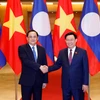 Chủ tịch Quốc hội Vương Đình Huệ đón Thủ tướng Lào Sonexay Siphandone. (Ảnh: Nhan Sáng-TTXVN)