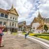 Khách du lịch tham quan Cung điện Hoàng gia Thái Lan ở thủ đô Bangkok. (Ảnh: THX/TTXVN)