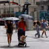 Người dân di chuyển dưới trời nắng nóng tại Madrid, Tây Ban Nha, ngày 9/8/2023. (Ảnh: AFP/TTXVN)