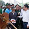 Chủ tịch nước tặng bò cho hộ nghèo tại "Xuân biên phòng ấm lòng dân bản"