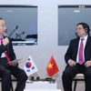 Thủ tướng Phạm Minh Chính gặp Thủ tướng Hàn Quốc Han Duck-soo. (Ảnh: Dương Giang/TTXVN)