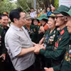 Thủ tướng Phạm Minh Chính gặp gỡ, thăm hỏi các cựu thanh niên xung phong tại Ngã ba Đồng Lộc. (Ảnh minh họa: Dương Giang/TTXVN)