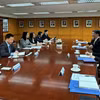 Chủ tịch Ủy ban Chứng khoán Nhà nước Vũ Thị Chân Phương đã có buổi làm việc với ông Lee Bok-hyun, Thống đốc Cơ quan giám sát tài chính Hàn Quốc. (Ảnh: CTV/Vietnam+)