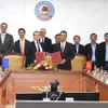 Lễ trao Thỏa ước đã ký với AFD để tài trợ cho các dự án của tỉnh Quảng Nam và Quảng Trị. (Ảnh: Vietnam+)