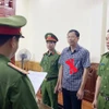 Cơ quan Cảnh sát Điều tra thi hành Lệnh bắt bị can để tạm giam đối với ông Nguyễn Văn Hùng (dấu X), Hiệu trưởng Trường Cao đẳng Công nghiệp Thanh Hóa. (Ảnh: Công an cung cấp)