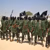 Các tay súng thuộc nhóm cực đoan Al-Shabaab tại một khu vực ở ngoại ô Mogadishu, Somalia. (Ảnh: AFP/TTXVN)
