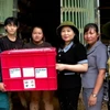 Phó Chủ tịch UBND tỉnh Vũ Thị Hiền Hạnh trao quà hỗ trợ của Chính phủ Australia cho người dân phường Hồng Hà, thành phố Yên Bái. (Ảnh: Tuấn Anh/TTXVN)