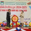 Ông Samlan Phankhavong, Thứ trưởng Bộ Giáo dục và Thể thao Lào đánh trống khai giảng năm học mới 2024-2025. (Ảnh: Xuân Tú/TTXVN)