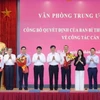 Đồng chí Lương Cường, Ủy viên Bộ Chính trị, Thường trực Ban Bí thư cùng các đồng chí lãnh đạo Văn phòng Trung ương tặng hoa chúc mừng các đồng chí được bổ nhiệm. (Ảnh: Phương Hoa/TTXVN)