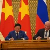 Phó Thủ tướng Trần Hồng Hà và Phó Thủ tướng LB Nga Dmitry Chernyshenko ký Biên bản khóa họp. (Ảnh: Duy Trinh/TTXVN)