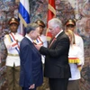 Bí thư thứ nhất Đảng Cộng sản Cuba, Chủ tịch Cuba Miguel Diaz Canel Bermudez trao tặng Huân chương Jose Marti cho Tổng Bí thư, Chủ tịch nước Tô Lâm. (Ảnh: Lâm Khánh/TTXVN)