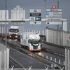 Xe tải chuyển hàng qua khu cảng thuộc Calais nằm giữa Pháp và Anh. (Ảnh: AFP/TTXVN)