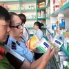 Đoàn giám sát Hội đồng Nhân dân Thành phố Hồ Chí Minh kiểm tra tại một cơ sở kinh doanh thuốc trên địa bàn quận Tân Phú. (Ảnh: Đinh Hằng/TTXVN)