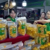 Sản phẩm từ trái cây qua chế biến được trưng bày tại hội chợ. (Ảnh: K GỬIH/TTXVN)