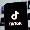 Biểu tượng Tiktok trên màn hình điện thoại di động. (Ảnh: THX/TTXVN)
