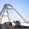 Đoàn xe đi qua cầu Trần Hoàng Na. (Ảnh: Ngọc Thiện/TTXVN)