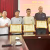 Quận Cầu Giấy khen thưởng 4 người tham gia cứu hộ, cứu nạn trong vụ cháy xảy ra ở phố Trung Kính. (Ảnh: Hà Nội Mới)