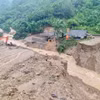 Mưa lớn gây nước cuốn trôi cống đang thi công tại tỉnh lộ 175, đoạn từ Mỏ Vàng đi An Lương, huyện Văn Yên. (Ảnh: TTXVN phát)