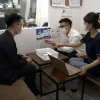 Một người Việt Nam đang được bác sỹ Nhật khám bệnh cùng với sự hỗ trợ của phiên dịch y tế người Việt. (Ảnh: Nguyễn Tuyến/TTXVN)