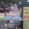 Quán xiên nướng gần khu vực trường Đại học Mở. (Ảnh: Phương Anh/TTXVN)