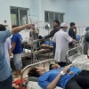 Công nhân Công ty TNHH Dechang nhập viện điều trị sau bữa ăn tối với các triệu chứng nghi ngộ độc. (Ảnh: TTXVN phát)