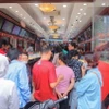 Nhiều người xếp hàng để chờ đến lượt mua, bán vàng tại cửa hàng Bảo Tín Minh Châu. (Ảnh: Hoàng Hiếu/TTXVN)