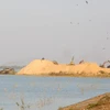 Hoạt động khai thác cát tại hồ Dầu Tiếng, Tây Ninh. (Ảnh: Giang Phương/TTXVN)