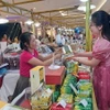 Các sản phẩm công nghiệp nông thôn tiêu biểu của các địa phương giới thiệu tại hội chợ. (Ảnh: Phương Anh/TTXVN)